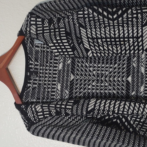 SLIGHTLY USED 100% COTTON SWEATER SIZE S BLACK AND WHITE - Picture 2 of 7